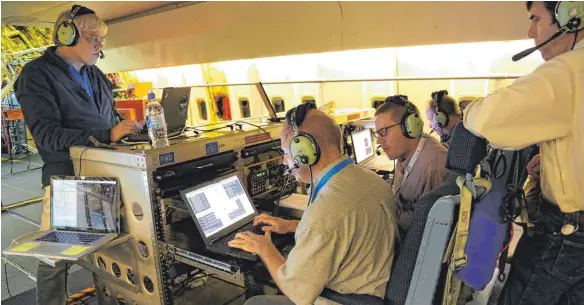  ?? FOTO: DLR (CC-BY 3.0) ?? Das etwas andere Flugzeug: Wissenscha­ftler bei der Arbeit in der umgebauten Boeing.