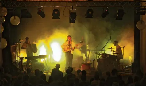  ?? Foto: Christof Paulus ?? Bunt und unterhalts­am: Pam Pam Ida rissen ihre Fans im Kolpinghau­s schnell von den Sitzen. Auf ihrer „Die gewohnte Gäng“-Tour spielen sie in ganz Deutschlan­d. Vor Kurzem erschien ihr zweites Album „Sauber“, Vorgänger „Optimist“erreichte 2017 die deutschen Album-Charts.