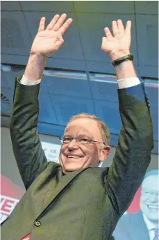  ?? FOTO: DPA ?? In Siegeslaun­e: Niedersach­sens Ministerpr­äsident Stephan Weil (SPD) auf der Wahlparty.