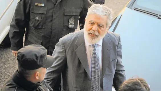  ?? PEDRO L. FERNÁNDEZ ?? Bajo fuego. El ex ministro Julio De Vido, durante una de sus visitas a tribunales antes de su detención, en octubre del año pasado.