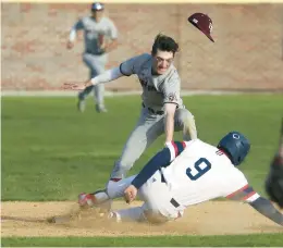  ?? JAMES/DAILY SOUTHTOWN TERRENCE ANTONIO ?? Brother Rice’s Beau Polickey tags out St. Rita’s Mitchell Hall on Wednesday.