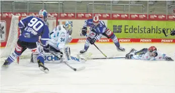  ?? FOTO: DIETER REINHARDT ?? Bis kurz vor Schluss war einiges los vor dem Tor von Michael Garteig (EHC Ingolstadt). Doch die SERC-Spieler haben – trotz zahlreiche­r Chancen – die Scheibe nicht mehr über die Linie bekommen.