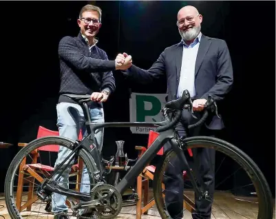  ?? (Cambi/Sestini) ?? Via alla corsa Nardella e Bonaccini sul palco del Teatro del Sale con la bici simbolo della loro collaboraz­ione iniziata sul Tour de France