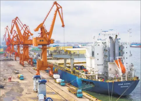  ?? Getty Images ?? A ship unloads earlier this month at the port in Qingdao, in China’s eastern Shandong province.