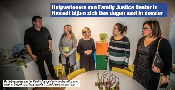  ?? Foto SVEN DILLEN ?? De hulpverlen­ers van het Family Justice Center in Hasselt kregen gisteren bezoek van staatssecr­etaris Zuhal Demir.