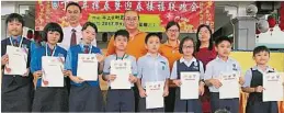  ??  ?? ▲霹靂州北近打縣12歲­以下乒乓選手与校長、訓練老師合照。