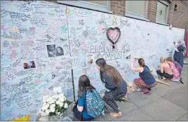  ?? AP PHOTO ?? People write in a wall as a tribute to Grenfell Tower’s residents at Latymer community centre in London.