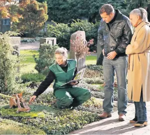  ?? FOTO: BDF ?? Friedhofsg­ärtner pflegen Gräber, bepflanzen und bewässern diese. Für Hinterblie­bene sind sie daher ein guter Ansprechpa­rtner, wenn es um die Gestaltung eines Grabes geht.