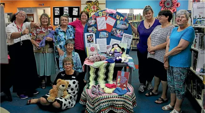  ?? JANE MATTHEWS/ FAIRFAX NZ ?? Peggy Purl knitters, Back: Fiona Turner, Ngaire Skelton, Nancy McKay, Meryl HenrySchou, Eileen Stapp, Jacqui Bills and Judy Rosser. Front: Jane McDonald, and Carolyn Cragg from 4 the Kidz.