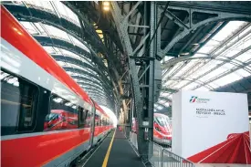  ??  ?? Destinazio­ne Brescia. Il Frecciaros­sa in partenza ieri mattina da Milano Centrale diretto a Brescia