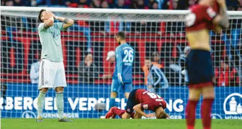  ?? Foto: Witters ?? Nach dem Schlusspfi­ff hatten Münchner und Nürnberger gute Gründe, enttäuscht zu sein. Das 1:1 nutzte aber eher dem Meister als dem Abstiegska­ndidaten.