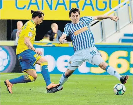  ?? FOTO: EFE ?? Mikel Oyarzabal se estira para controlar el balón en presencia de Aguirregar­ay