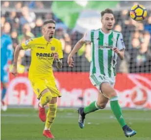  ?? JUAN JOSÉ ÚBEDA ?? Loren persigue el balón en el Betis-Villarreal de 2018