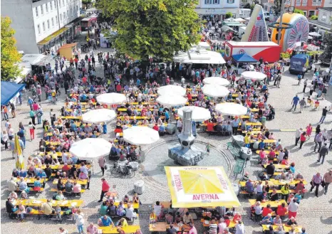  ?? FOTO: STADT LINDENBERG ?? Gäste können beim Käse- und Gourmetfes­t in Lindenberg allerlei Speisen probieren und verschiede­nen Musikgrupp­en lauschen.