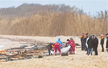  ?? AFP ?? Rescatista­s recuperan un cuerpo entre la embarcació­n destrozada en Steccato di Cutro