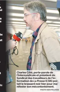  ??  ?? Charles Côté, porte-parole de l’intersyndi­cale et président du Syndicat des travailleu­rs de l’informatio­n de La Presse (CSN) portait le brassard noir hier pour manifester son mécontente­ment.