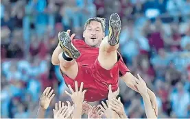  ??  ?? Por el aire. Totti jugó 25 temporadas en Roma. Ayer emocionó a todos.