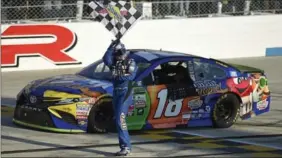  ?? NICK WASS, THE ASSOCIATED PRESS ?? Kyle Busch waves the checkered flag after he won at Dover Internatio­nal Speedway.