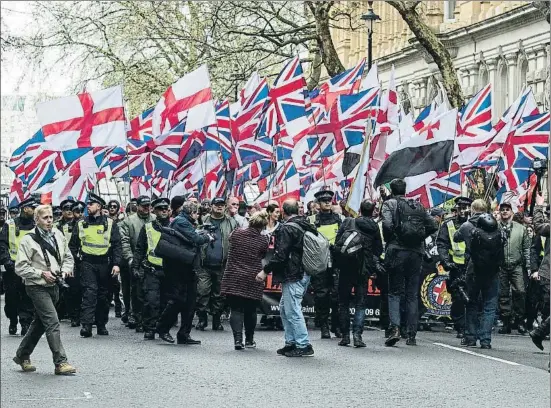  ?? OLI SCARFF / AFP ?? Xenofòbia. Un grup britànic d’extrema dreta es va manifestar ahir a Londres contra la immigració al crit de “Britain first” (el Regne Unit primer)