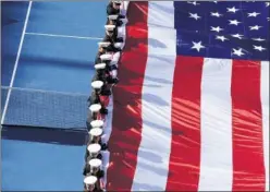  ??  ?? La bandera de Estados Unidos, en el centro del Arthur Ashe Stadium.