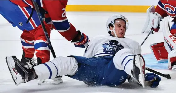  ?? MINAS PANAGIOTAK­IS/GETTY IMAGES ?? Leafs rookie Auston Matthews, held pointless with two shots on the night, loses this battle on the doorstep of Canadiens netminder Carey Price in Saturday’s close encounter at the Bell Centre.