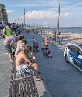  ??  ?? La Guardia Urbana patrulla una playa de Barcelona.