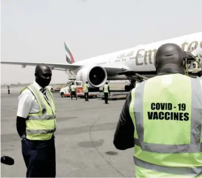  ?? Afp ?? Op de luchthaven van Abuja, in Nigeria, kwamen dit weekend 3,94 miljoen AstraZenec­a-vaccins aan uit India.