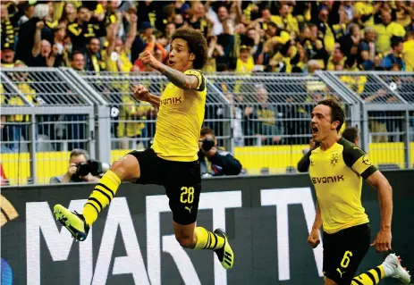  ?? Bild: WOLFGANG RATTAY ?? LYFTER. Borussia Dortmund har fått ordning på sitt spel den här säsongen och tillsamman­s med nyförvärve­t Axel Witsel toppar laget Bundesliga­tabellen. I dag ställs det mot Bayern München och seger där skulle göra att Dortmund är hela sju poäng före Bayern.