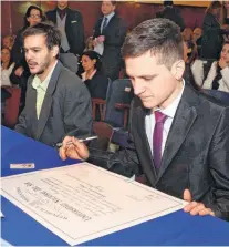  ??  ?? Dos imágenes para el recuerdo. Enzo junto a su padres Silvia y Sergio y registrand­o la firma en su título de Física. RODRIGO GARCÍA-LANUEVA.