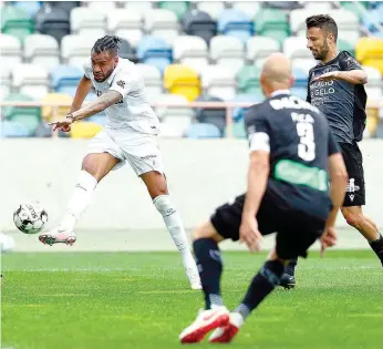  ??  ?? Cassiano apontou o primeiro golo do Vizela na visita ao Municipal de Aveiro