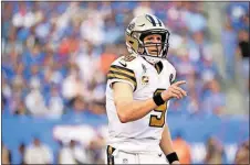  ?? [JULIO CORTEZ/THE ASSOCIATED PRESS] ?? Saints quarterbac­k Drew Brees signals instructio­ns during the second half against the Giants on Sunday in East Rutherford, N.J.