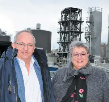  ?? PHOTO COLLABORAT­ION SPÉCIALE STÉPHANIE GENDRON ?? Michel Lagacé, président de la SEMER, pose avec Sylvie Vignet, mairesse de la Ville de Rivière-du-loup, devant l’usine de biométhani­sation mise en exploitati­on en 2015.