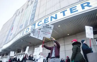  ?? ANTHONY VAZQUEZ/SUN-TIMES ?? Concession­s workers picket March 5 in front of the United Center during a one-day strike.