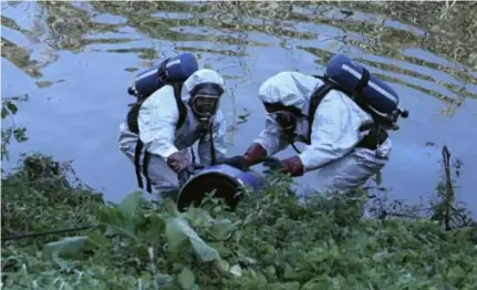  ?? FOTO BFM ?? Brandweerl­ui halen de vaten uit de Benedenvli­et op het droge.