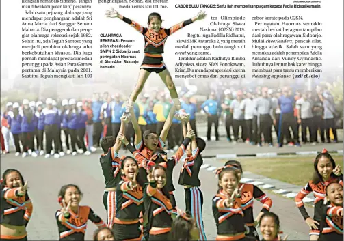  ?? DIMAS MAULANA/JAWA POS ?? OLAHRAGA REKREASI: Penampilan cheerleade­r SMPN 2 Sidoarjo saat peringatan Haornas di Alun-Alun Sidoarjo kemarin. CABOR BULU TANGKIS: Saiful Ilah memberikan piagam kepada Fadila Ridatul kemarin.