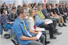  ?? FOTO: SIMON SCHNEIDER ?? Vor dem Start: die neuen Erstsemest­er am Hochschulc­ampus Tuttlingen der Fachhochsc­hule Furtwangen.