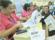  ??  ?? TAX PAYERS at the Bureau of Internal Revenue branch in Intramuros Manila beating the deadline of filling income tax returns.