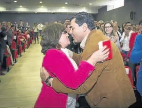  ?? JERO MORALES (EFE) ?? Patrocinio Sánchez y Capilla se saludan tras proclamars­e esta nueva secretaria regional de UGT.