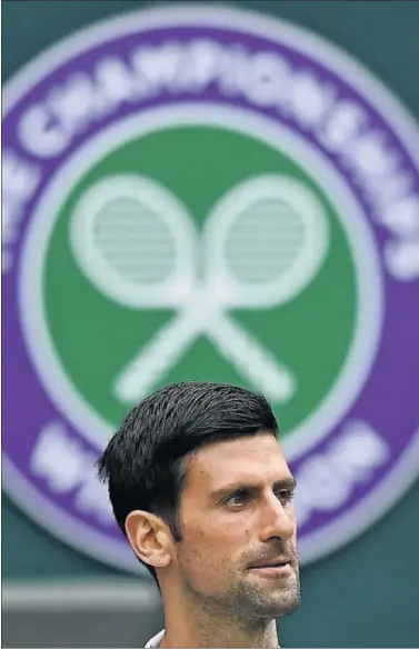  ??  ?? Novak Djokovic, delante del escudo de Wimbledon durante uno de sus partidos jugados allí este año.