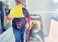  ?? ?? ▮ Sandra Judith García lanzó un clamor de ayuda a la comunidad, para poder costear una silla para su hija Sandra Michell.