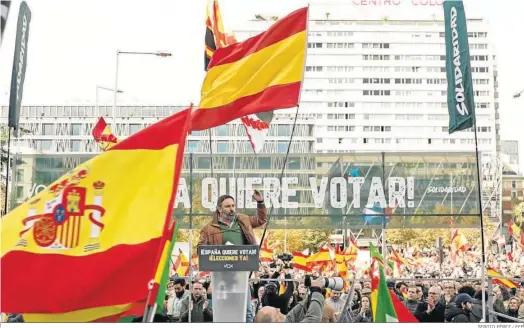  ?? SERGIO PÉREZ / EFE ?? El líder de Vox, Santiago Abascal, interviene ayer en la concentrac­ión convocada por su formación en Madrid contra la reforma del delito de sedición.