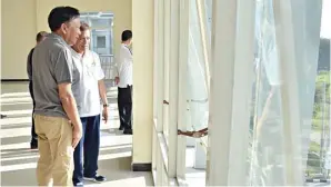  ?? ARIS IMAM/JAWA POS ?? MENUNGGU BUKA: Bupati Sambari Halim Radianto menginspek­si gedung MPP di kompleks kantor pemkab.