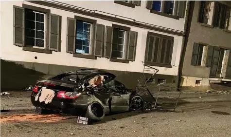  ?? KAPO AG ?? Der 52-Jährige krachte mit seinem Mercedes mit über 100 km/h in eine Hausmauer. Der Portugiese verstarb noch auf der Unfallstel­le.