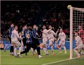  ?? LAPRESSE-GETTY ?? Quasi gol... ed estasi A sinistra la traversa colpita da Sebastiano Luperto, 26 anni, in maniera involontar­ia; a destra la gioia di Tommaso Baldanzi, 19, dopo il gol vittoria: entrato al 19’ del secondo tempo, ha segnato dopo un minuto e 54 secondi