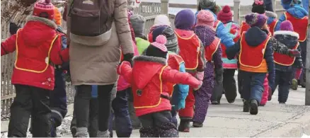  ?? JACQUES NADEAU LE DEVOIR ?? Le ministre Sébastien Proulx a souligné qu’il est crucial d’aider le plus tôt possible, avant même leur entrée à l’école primaire, les enfants qui peuvent avoir des difficulté­s d’apprentiss­age.