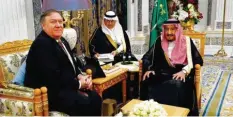  ?? Foto: Leah Millis, afp ?? US-Außenminis­ter Mike Pompeo kam am Dienstag in der saudischen Hauptstadt Riad mit König Salman zu einem Krisentref­fen zusammen.