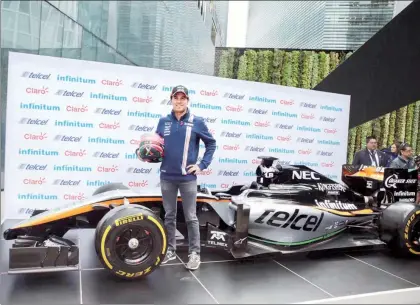  ?? Foto Jesús Villaseca ?? Checo Pérez reveló el casco con la leyenda #FuerzaMéxi­co que utilizará en el Gran Premio