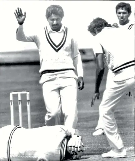  ??  ?? Lance Cairns took a sickening blow and was knocked out by a short delivery from Wasim Akram at Carisbrook in 1985.