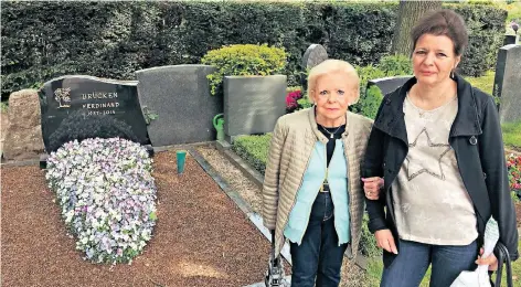  ?? FOTO: CHRISTIAN SCHWERDTFE­GER ?? Heidi Brücken (l.) besucht das Grab ihres Mannes meist nur noch in Begleitung ihrer Freundin Dagmar Ceroti – und das auch nur tagsüber. Die Düsseldorf­erin hat Angst, allein auf den Friedhof zu gehen.