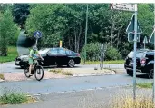  ?? FOTO: BÜLLESBACH (ARCHIV) ?? Vor und nach der Überquerun­gshilfe auf der B 237 in Dörpe fordert der ADFC, dass die Höchstgesc­hwindigkei­t von 70 auf 50 Kilometer pro Stunde herabgeset­zt wird.